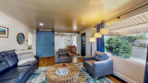 Charming Downtown Bungalow - King Bed, Office